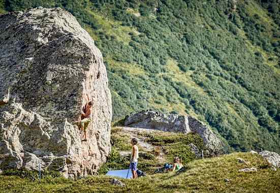 Kletterer beim Bouldern.