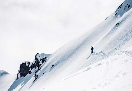 Skitourengeher im Schnee