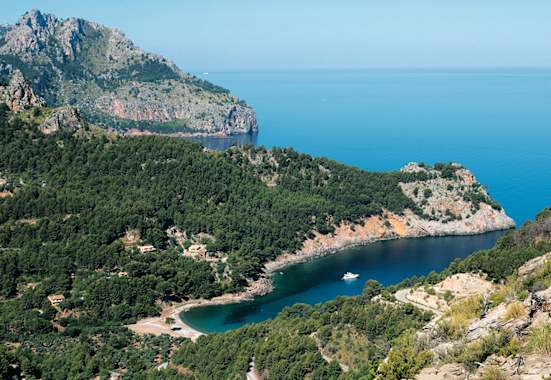 Beim Erwandern von Mallorcas Nordwestküste tut sich ein einzigartiger Ausblick auf Cala Tuent auf.