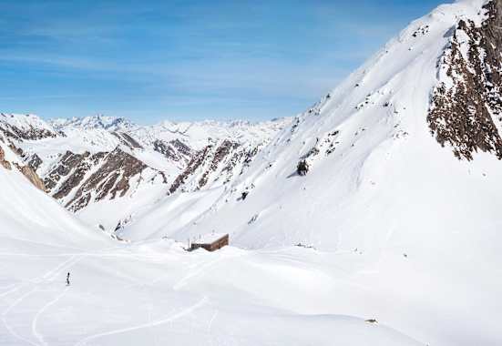 Die moderne Hütte schmiegt sich in die alpine Landschaft.