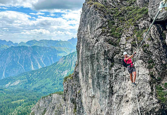 Drahtseilakt: Einige Passagen des Sportklettersteiges sind knifflig.