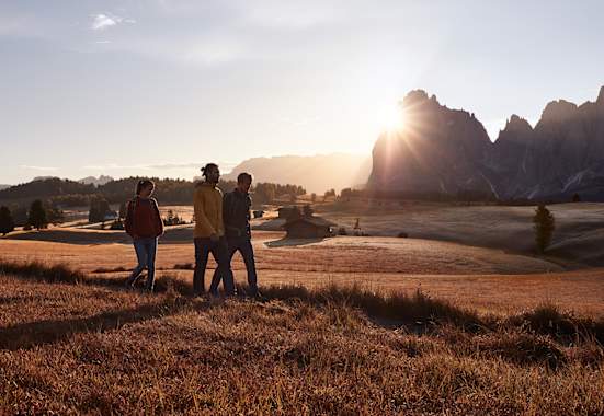 Die markanten Bergformationen der Dolomiten leuchten im Herbst besonders schön.