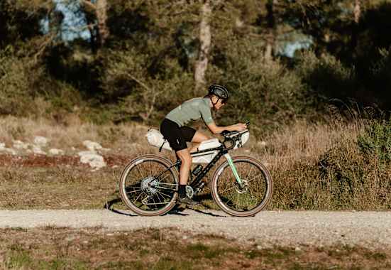 Fahrradfahrerin unterwegs mit top tube bag von cyclite