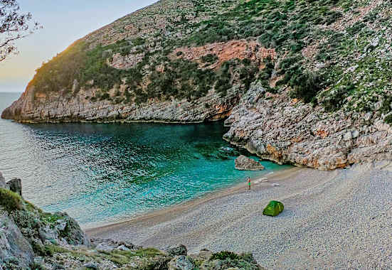 Zeltplatz in der Dafina-Bucht.