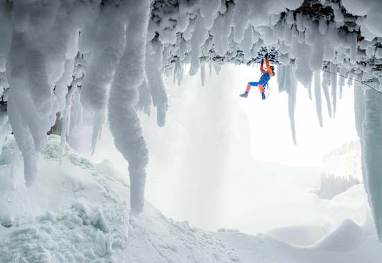 Alpinist Dani Arnold  beim Eisklettern in Kanada