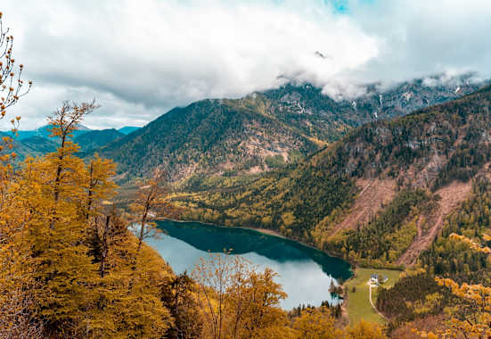 Vorderer Langbathsee an einem wolkigen Herbsttag