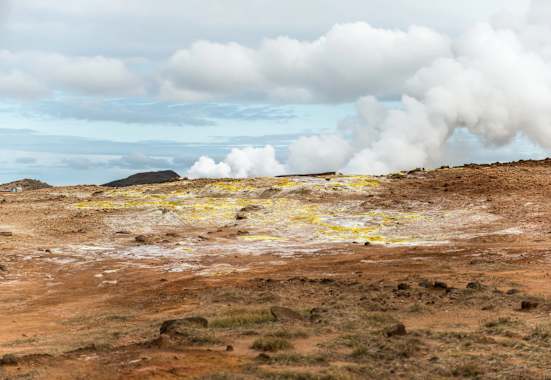 Die gelb-orange Landzunge von Reykjanes mit geothermalen Dämpfen. 