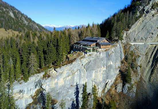 Die Dolomitenhütte (1.616 m): Der „Adlerhorst“ von Osttirol