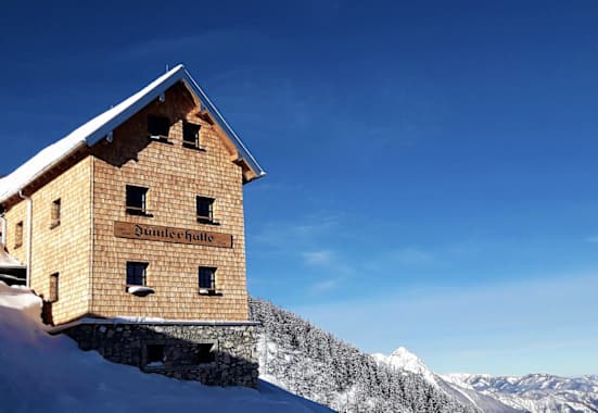 Die auf 1.495 m gelegene Dümlerhütte ist ein idealer Ausgangspunkt für zahlreiche Skitourenvarianten in der Phyrn-Priel-Region