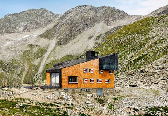 Die Schutzhütte und im Hintergrund der Hochwart