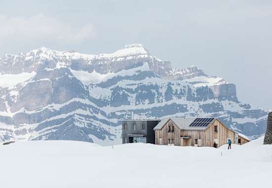 Die Leglerhütte (2.273 m) in den Glarner Alpen 