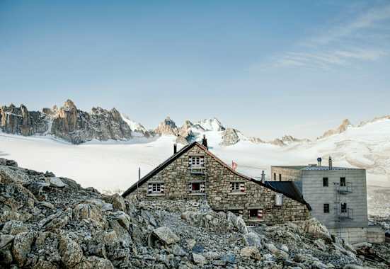 Die Berghütte Cabane du Trient und die Gipfellandschaft im Hintergrund.