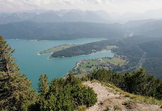 Blick über den Walchensee in den bayerischen Voralpen
