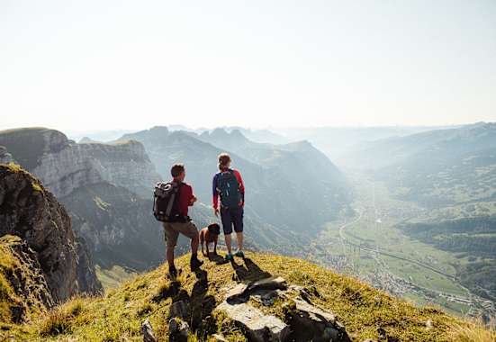 Unterwegs mit dem Hund am Berg