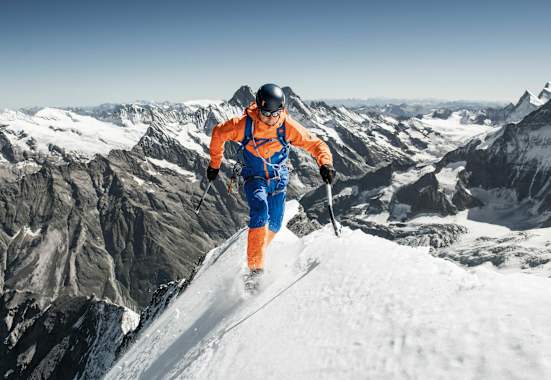 Athlet Dani Arnold in der neuen Eiger Extreme-Kollektion von Mammut am Eiger