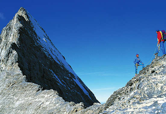 Bergsteiger am Mittellegigrat des Eigers in den Berner Alpen