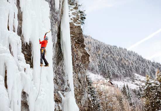 Ein Kletterer beim bezwingen der Eiswand.