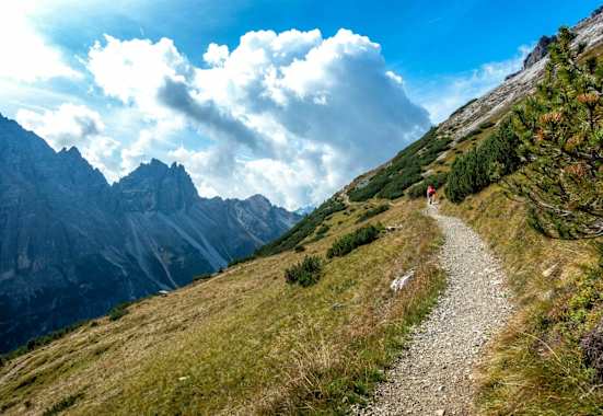 Unterwegs auf dem Panoramaweg unterhalb des Elfers im Stubaital