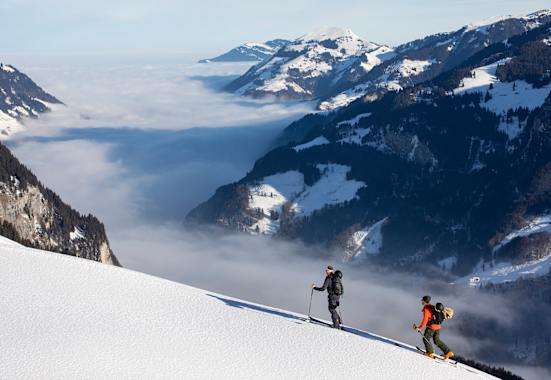 Beim Aufstieg zum Salistock (1.896 m) ruht der Blick auf dem dicken Nebelmeer, das sich über das Engelbergertal gelegt hat