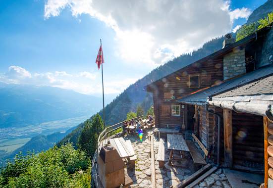 Hoch oben am Berg liegt die Enderlinhütte.