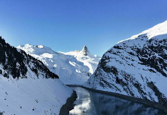 Skitour aufs Fanellhorn: Blick in die winterlichen Adula Alpen im Valsertal
