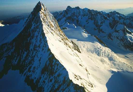 Das Finsteraarhorn in den Berner Alpen zwischen Wallis und Bern