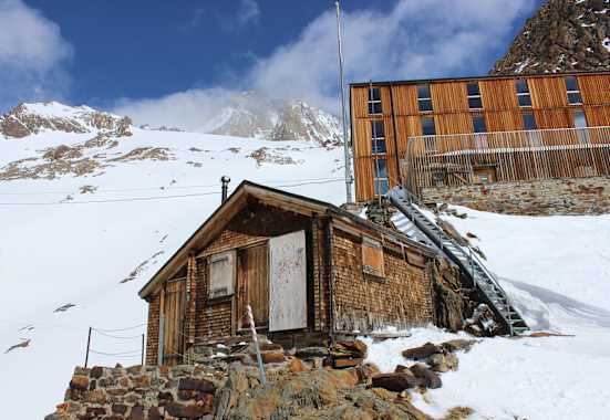 Wallis: Finsteraarhornhütte in den Berner Alpen