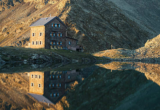 Die Flaggerschartenhütte in den Sarntaler Alpen in Südtirol (Italien)