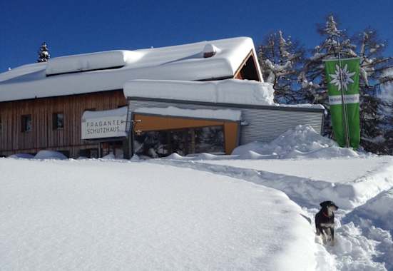 Fraganter Schutzhaus mit richtig viel Schnee