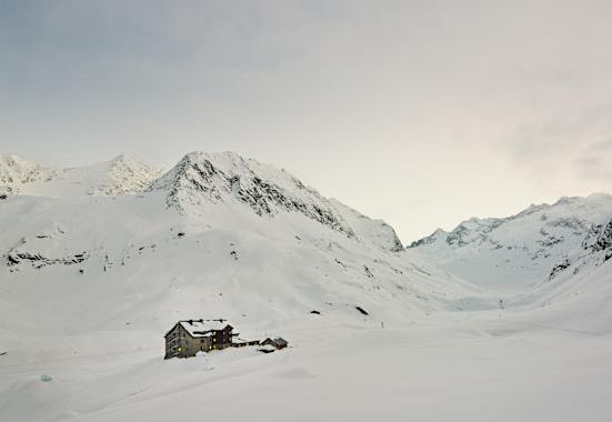 Die verschneite Franz-Senn-Hütte.