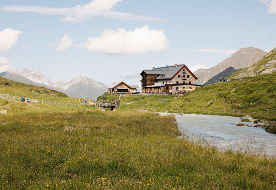 Die Franz-Senn-Hütte in den Stubaier Alpen