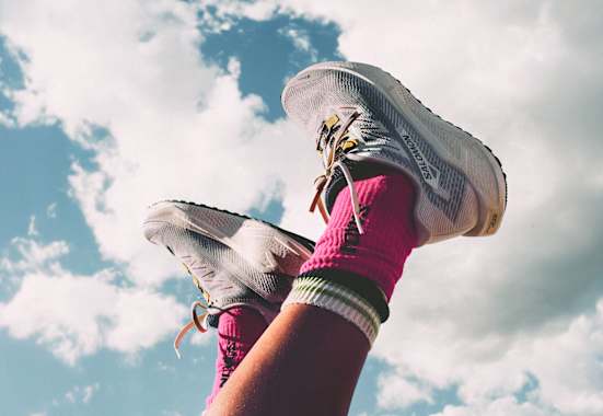 Salomon Gravel Running Schuhe kombinieren Straßenlauf und Trailrunning.