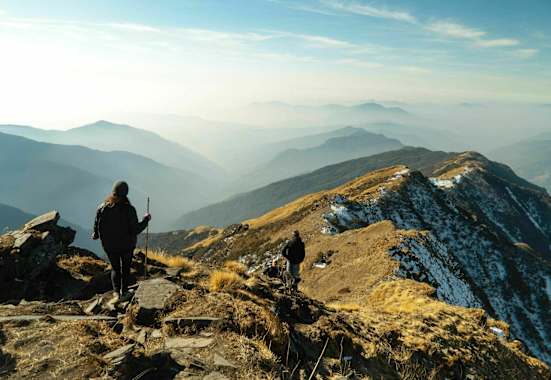 Der Natur entgegen wandern und Erlebnisse miteinander teilen, Walliser Alpen, Schweiz