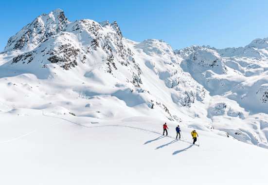 Drei Schitourengeher am Berg