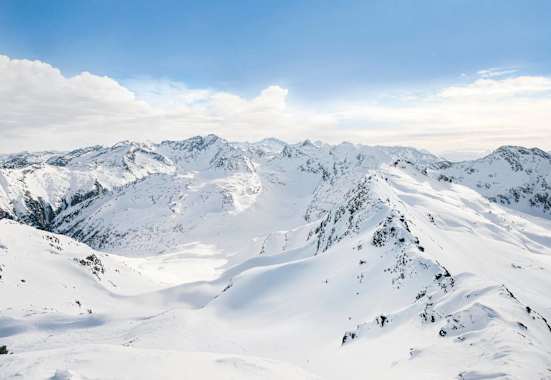 Ein Blick in die schneebedeckten Hohen Tauern