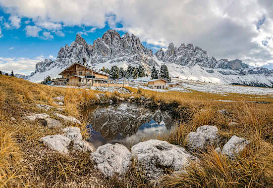 Eindrucksvoll liegt die Geisleralm (1.996 m) im Naturpark Puez-Geisler am Fuße der Geislerspitze, im Südtiroler Villnösstal. 