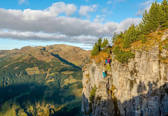 Blick auf die Kletterer auf der herbstlichen "Rasante Kante"