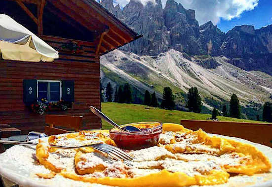 Kaiserschmarrn auf der Gschnagenhardt Alm in den Dolomiten in Südtirol