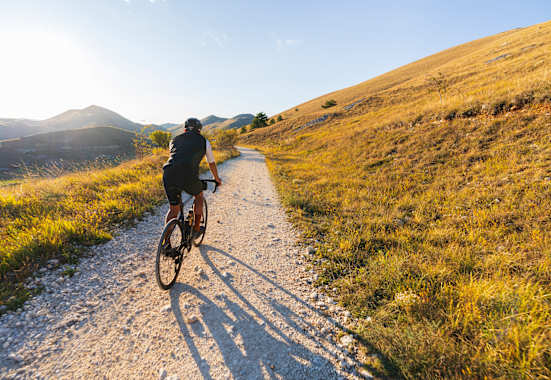 radfahrer in einer herbstlandschaft