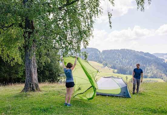 Das Überzelt sollte vor Regen schützen.