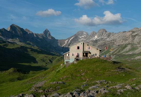 Die Glattalphütte umgeben von den Gipfeln der Glarner und Schwyzer Alpen