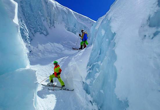 Gletscherabfahrt: Kinder auf Skiern am Gletscher
