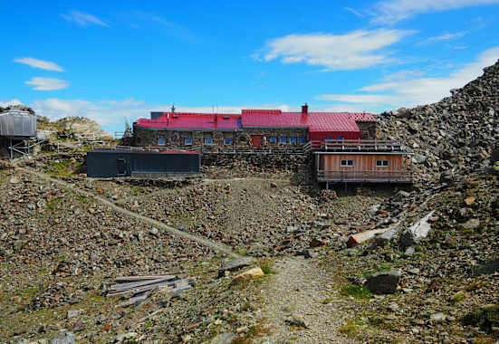 Die Glungezerhütte in den Tuxer Alpen in Tirol