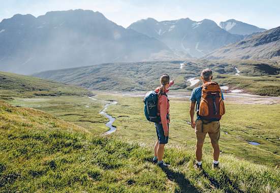 Zwei Wanderer begutachten das Panorama.