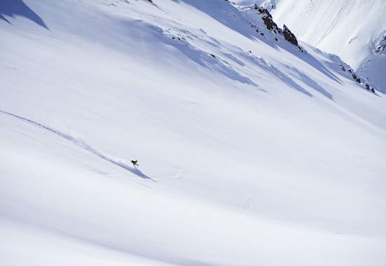 Freeriden: Abfahrt im 30° steilen Gelände