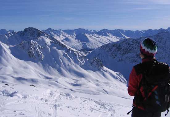 Haupter Tälli: Skitourengeherin in den Bündner Plessur-Alpen rund um Arosa