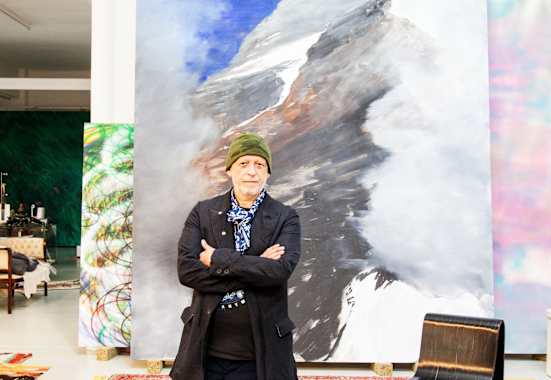 Der Maler Herbert Brandl vor einem seiner Kunsterwerke.