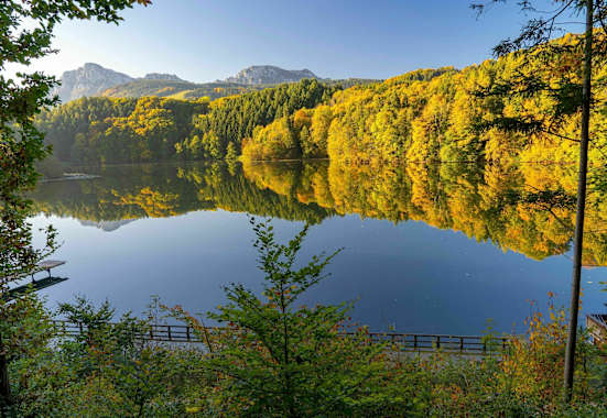 Herbst am Höglwörther See im Rupertiwinkel mit den Gipfeln des Hochstaufen und Zwiesel im Hintergrund