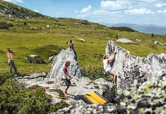 Die Bouldergruppe erkundet den Fels