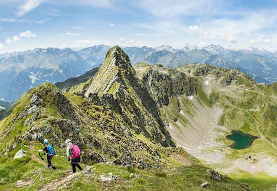 Bergsteiger beim überqueren des Grat. 